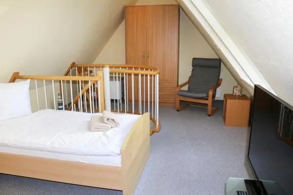 Kleiderschrank und offene Treppe in den Wohnbereich  Haus auf dem Reff W8