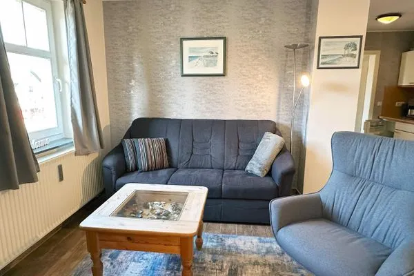 Couch und Blick in die Küche (rechts)  Holiday 1