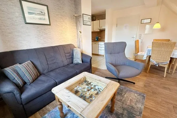 Couch und Esstisch mit Platz für 4 Personen  Holiday 1