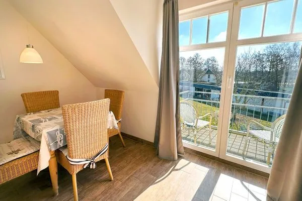 Esstisch mit Blick zum Süd-Balkon  Holiday 1
