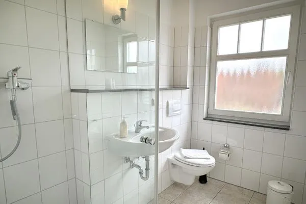 Bad mit Dusche und WC  Holiday 1