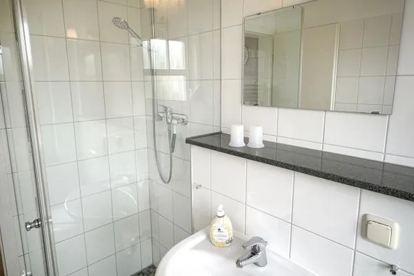 Bad mit Dusche und WC  Holiday 1