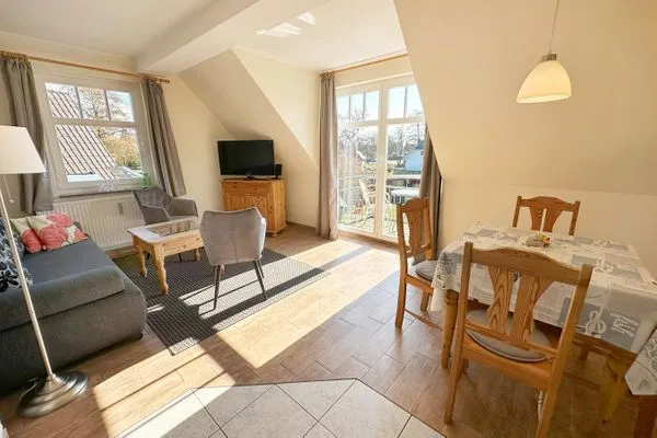 Esstisch und Wohnbereich mit Zugang zum Südbalkon  Holiday 2