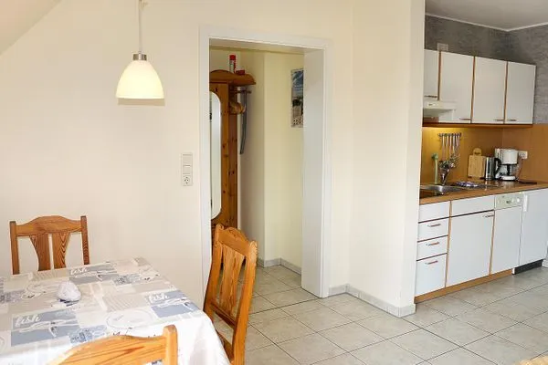 Esstisch mit Blick in die Küchenzeile  Holiday 2