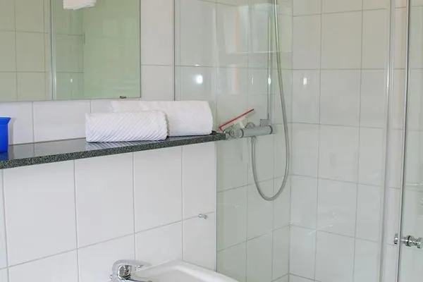 Bad mit Dusche und WC  Holiday 2