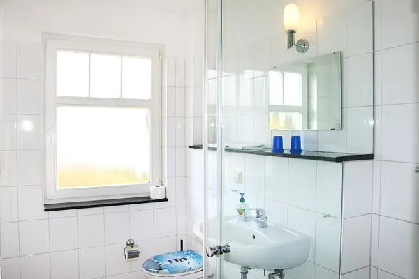 Bad mit Dusche und WC  Holiday 2