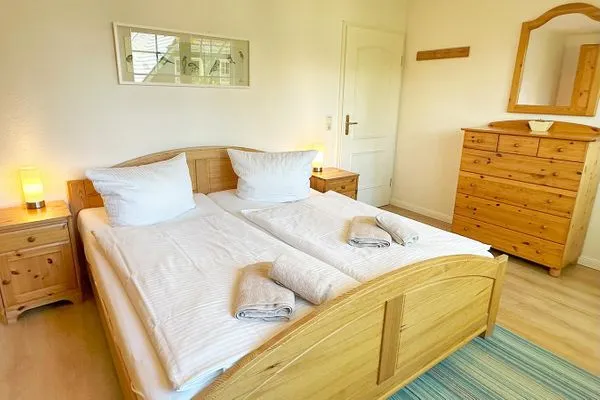 Schlafzimmer mit Doppelbett und Kleiderschrank  Knutt im Mühlenpark