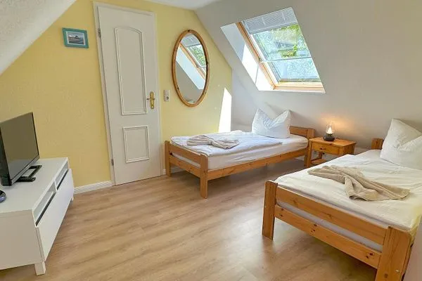 2. Schlafzimmer mit 2 Einzelbetten  Knutt im Mühlenpark