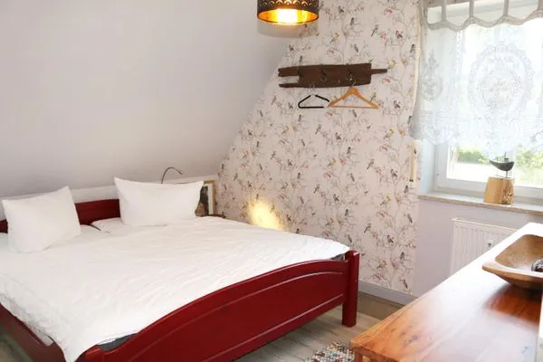 Schlafzimmer mit Doppelbett (Bettwäsche zubuchbar) Zum Leuchtturm Wohnung 9