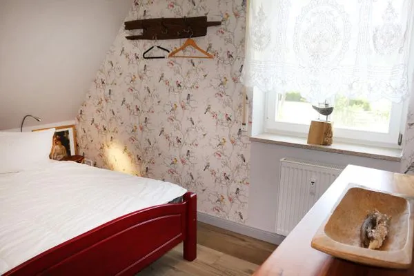 mit Kommode im Schlafzimmer Zum Leuchtturm Wohnung 9