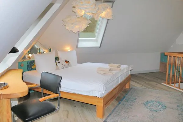 offene Treppe zum Wohnbereich (rechts im Bild angedeutet) Zum Leuchtturm Wohnung 9