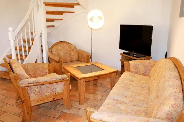Sitzbereich im Wohnzimmer mit TV und Zugang zum Dachgeschoß Waldsiedlung Waldsiedlung W8.4