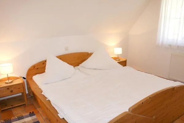 Schlafzimmer mit Doppelbett (Standardgrößen) Waldsiedlung Waldsiedlung W8.4