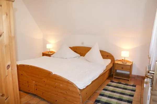 Schlafzimmer mit Doppelbett und Schrank Waldsiedlung Waldsiedlung W8.4