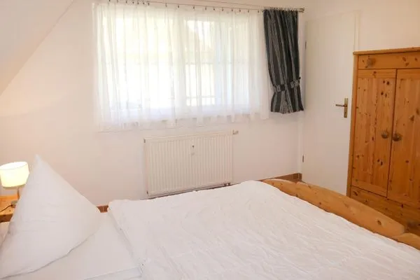 Schlafzimmer mit Doppelbett und Schrank Waldsiedlung Waldsiedlung W8.4