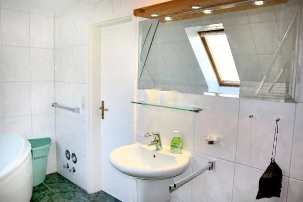 großes Badezimmer mit  Sauna und Eckbadewanne Waldsiedlung Waldsiedlung W8.4