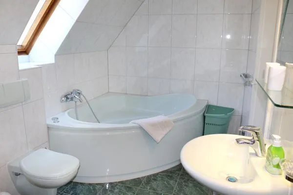 Eckbadewanne mit Whirl-Funktion und WC Waldsiedlung Waldsiedlung W8.4