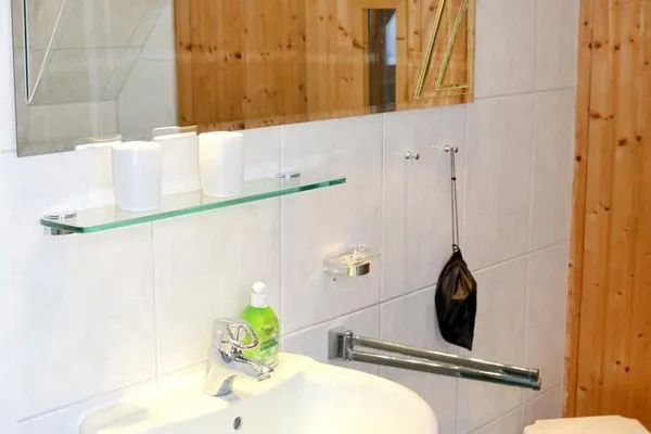 Waschbecken mit großer Spiegelfläche Waldsiedlung Waldsiedlung W8.4