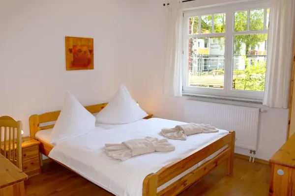 Schlafzimmer I: mit Doppelbett / Wäsche zubuchbar  Sommersprosse