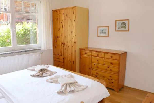 Kleiderschrank und Kommode im Schlafzimmer I  Sommersprosse