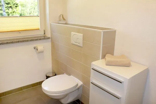 Bad mit Dusche und WC  Sommersprosse