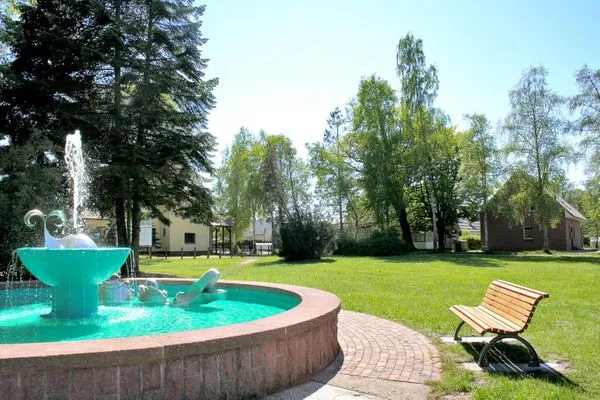 Springbrunnen im kleinen angrenzenden Park (Haus mit Fewo rechts im Hintergrund)  Sommersprosse