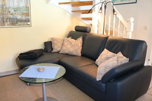 gemütliche Couch im Wohnbereich Waldsiedlung W9.5