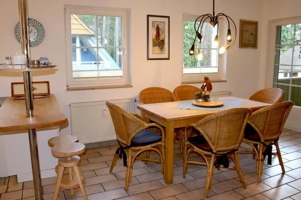 Küchentresen, großer Esstisch und Zugang zum Balkon Waldsiedlung W9.5