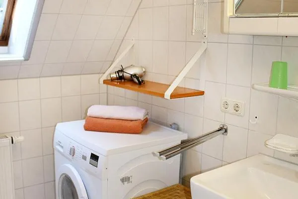 Bad (I) im unteren Bereich der Wohnung / mit Dusche, WC, Waschmaschine Waldsiedlung W9.5