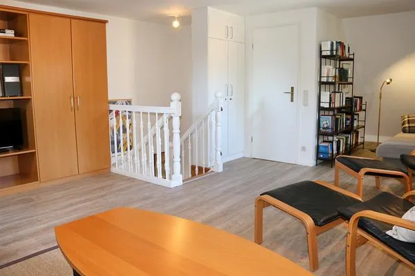 offener Zugang zum Wohnbereich in der unteren Ebene der Wohnung Waldsiedlung W9.5