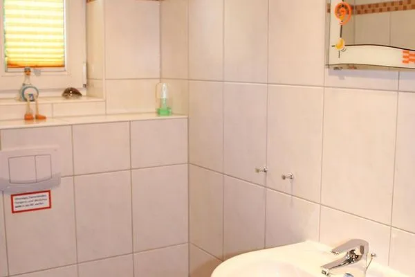 2. Bad mit WC und Waschbecken  Küstenwind
