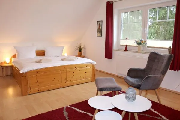 sehr geräumiges Schlafzimmer mit Doppelbett  Küstenwind