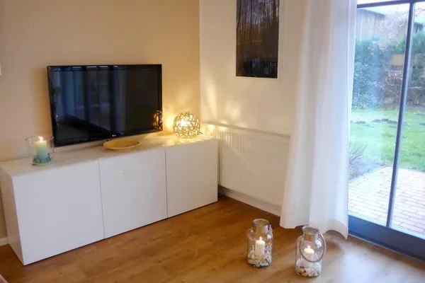 großer Flachbild-TV mit 3D-Funtkion (3D-Brillen bitte mitbringen)  Morgensünn