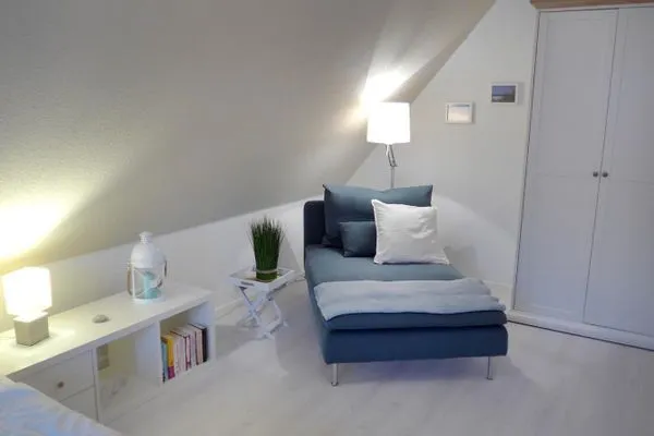 eine gemütliche Ecke zum Relaxen im Schlafzimmer  Morgensünn