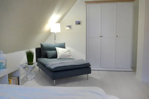 Schrank mit ausreichend Stauraum im Schlafzimmer  Morgensünn