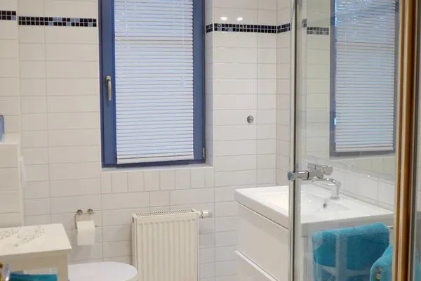 Bad mit Dusche und WC (Obergeschoss)  Morgensünn