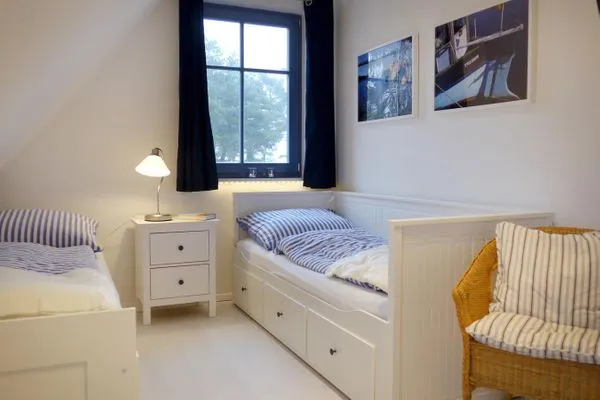 zweites Schlafzimmer im OG mit zwei Einzelbetten  Morgensünn