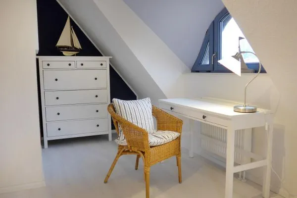 kleiner Schreibtisch im Kinder-/Gästezimmer  Morgensünn