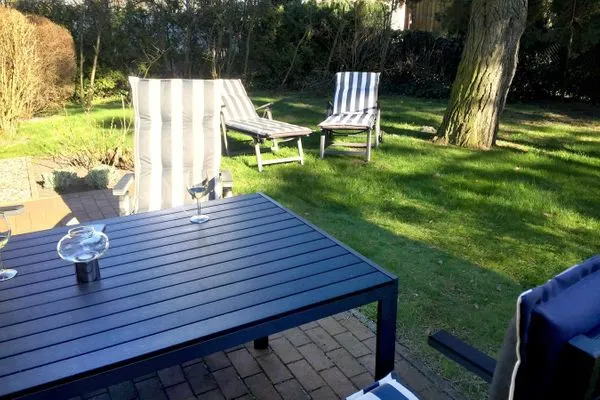 Gartenmöbel sind vorhanden  Morgensünn