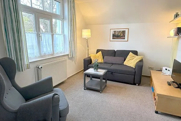 Wohnzimmer mit Couch, Sessel und Flachbild-TV Katharinas Ferienhaus Wohnung 3