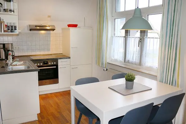 separate Küche mit Esstisch und 4 Stühlen Katharinas Ferienhaus Wohnung 3