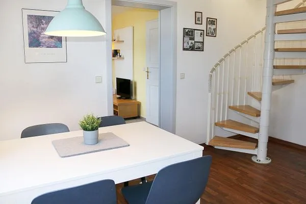 Wendeltreppe zum Obergeschoß mit offenem Scchlafzimmer Katharinas Ferienhaus Wohnung 3
