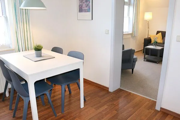 Küche mit Blick ins Wohnzimmer Katharinas Ferienhaus Wohnung 3