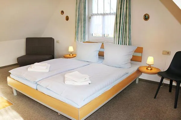 Schlafzimmer mit Doppelbett im Dachgeschoss Katharinas Ferienhaus Wohnung 3