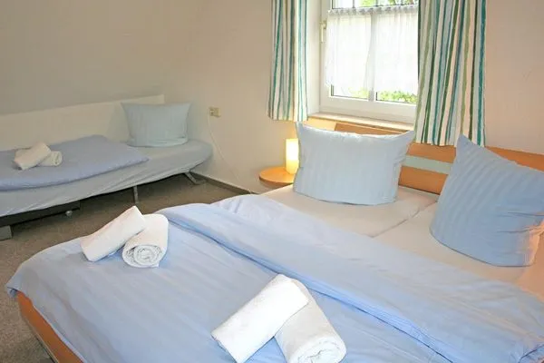 Schlafzimmer aufgebettet für 3 Personen Katharinas Ferienhaus Wohnung 3