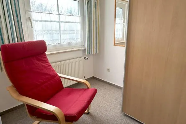 Schwingstuhl, Spiegel, Kleiderschrank Katharinas Ferienhaus Wohnung 3