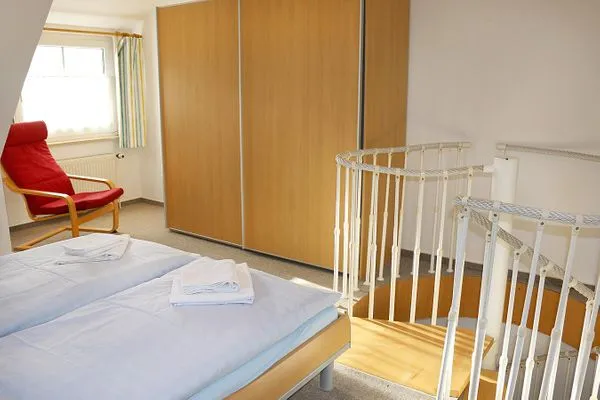 geräumiger Kleiderschrank und offene Wendeltreppe Katharinas Ferienhaus Wohnung 3