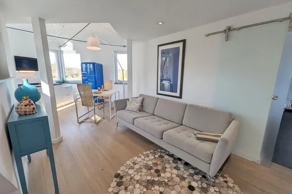 Couch und Blick in die Küche Haus Gretchen Turm
