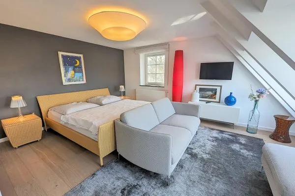 Schlafzimmer mit Doppelbett und 2. Fernseher Haus Gretchen Turm