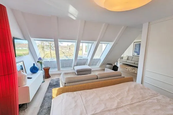 große Fensterfront mit Jalousien Haus Gretchen Turm